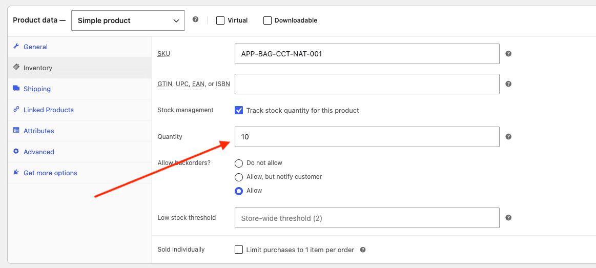 WooCommerce product edit page for a simple product showing stock quantity 10 persisted correctly after bulk edit, with red arrow pointing to the quantity field